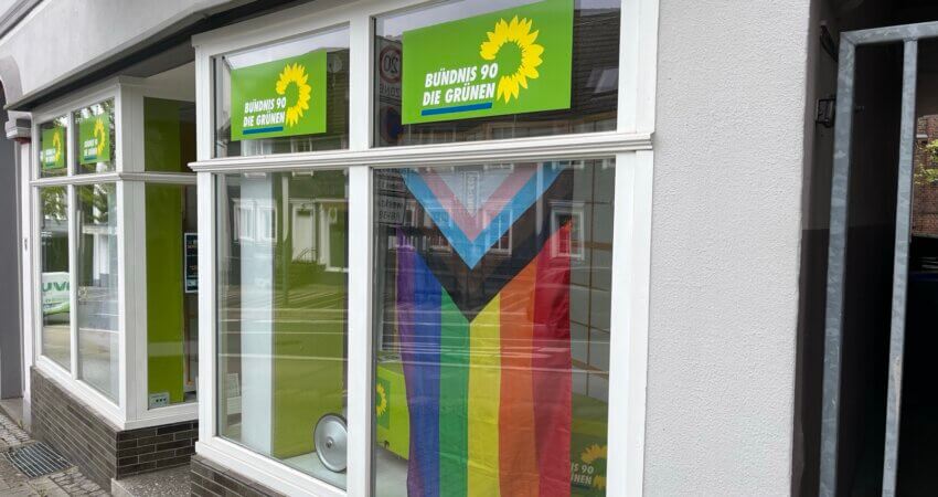 Regenbogenflagge im Büro