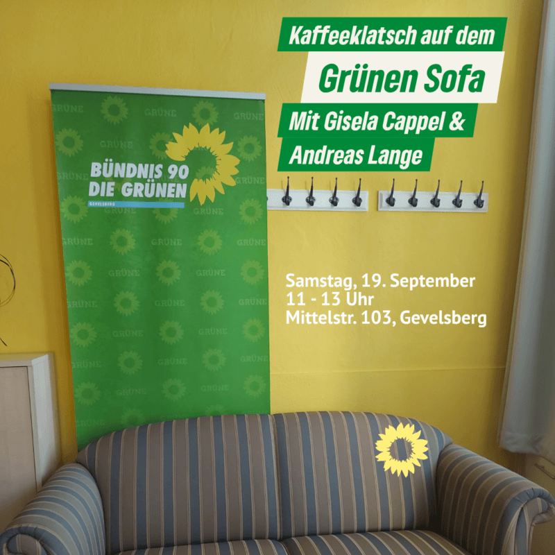 Sofa und Rollup im Büro vor der gelben Wand